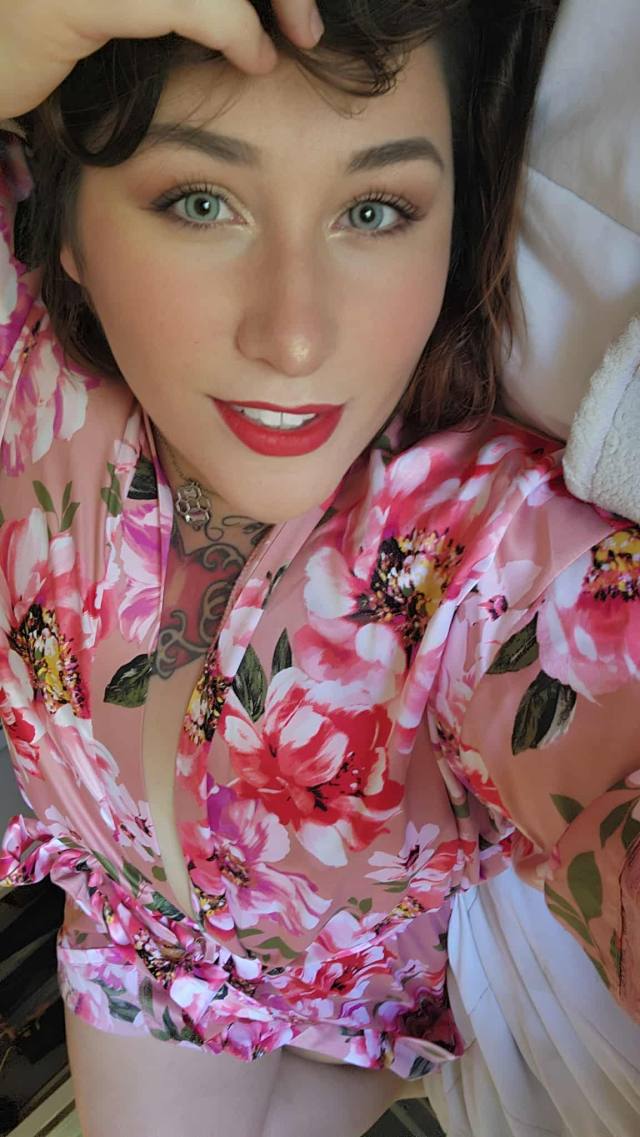 Your new favorite MILF 💕 Gorgeous, sensual, comfortable, laid back. 🥰GREAT REVIEWS