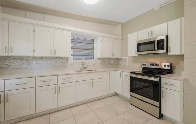 3BED 2BATH READY FOR IMMEDIATE MOVE IN JACKSONVILLE, FL