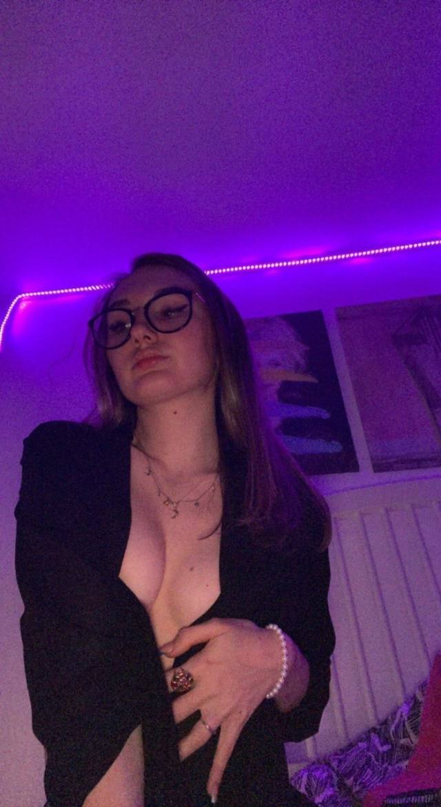FREE AND LONELY!!!! I AM HERE FOR YOUUUU😜💗