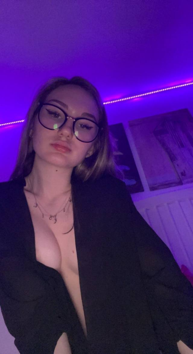 FREE AND LONELY!!!! I AM HERE FOR YOUUUU😜💗