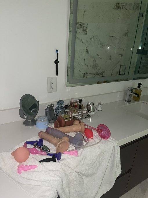 COME HAVE THE BEST FUN VERY CLEAN AND NAUGHTY BIG ASS GREAT CURVE, AVAILABLE TILL LATE NIGHT